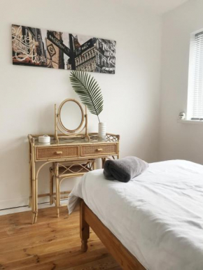 Snug Holiday Home-Free Parking & Self check-in